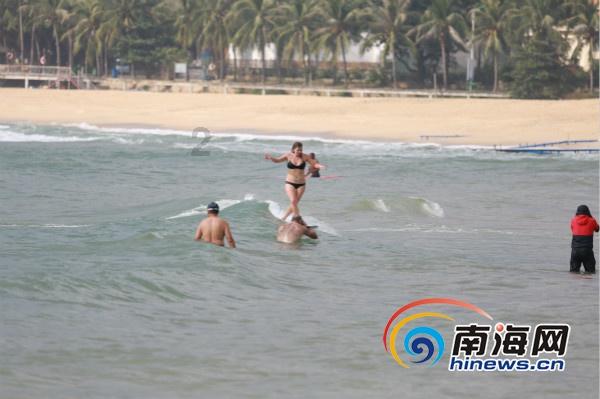 刚开完作战会议,内容转眼登上报纸,司令员大怒,拔枪冲进宣传部